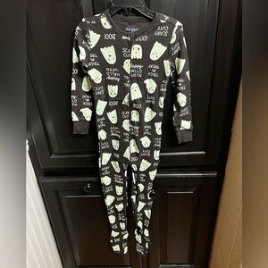 NWT--👻 OLD NAVY-Toddler One Piece Footed Glow in the Dark Pajamas